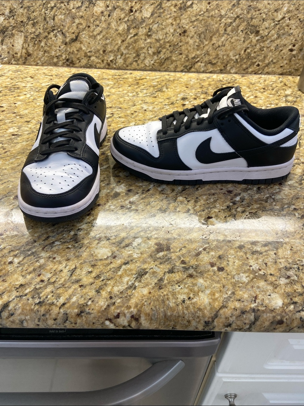 Nike Black and White Low-Top Sneakers like new only worn 1-2 box included